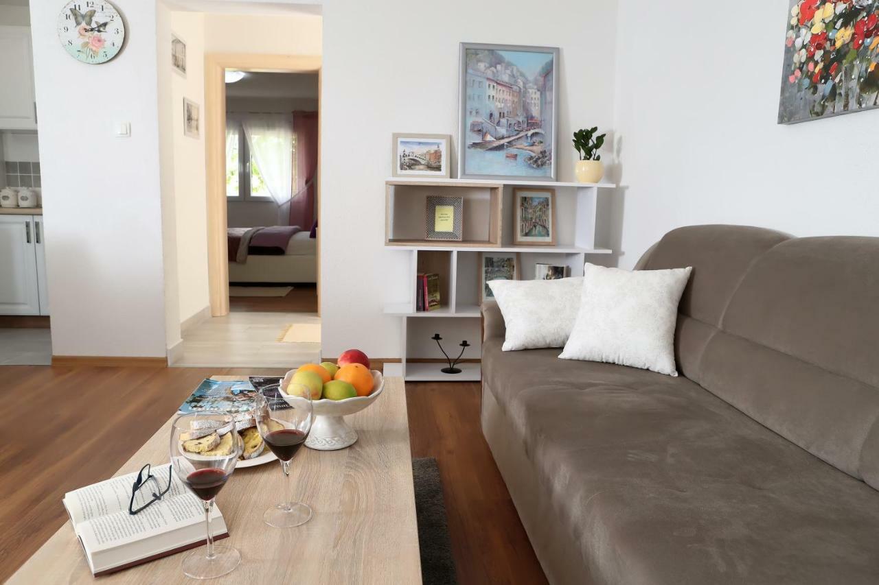 Apartman Sofia Оточац Экстерьер фото